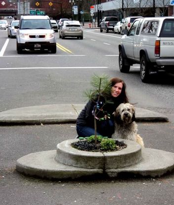 Portland, il parco più piccolo del mondo: lei e il cane in 60 cm 