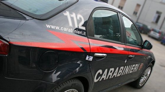 Brindisi, perseguita l'ex fidanzato e gli sfonda il portone: 44enne indagata per stalking
