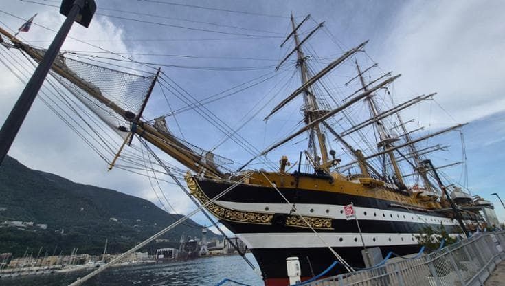 Napoli, comandante del Vespucci: “Noi e Coppa America accoppiata vincente, qui si tifa Luna Rossa”