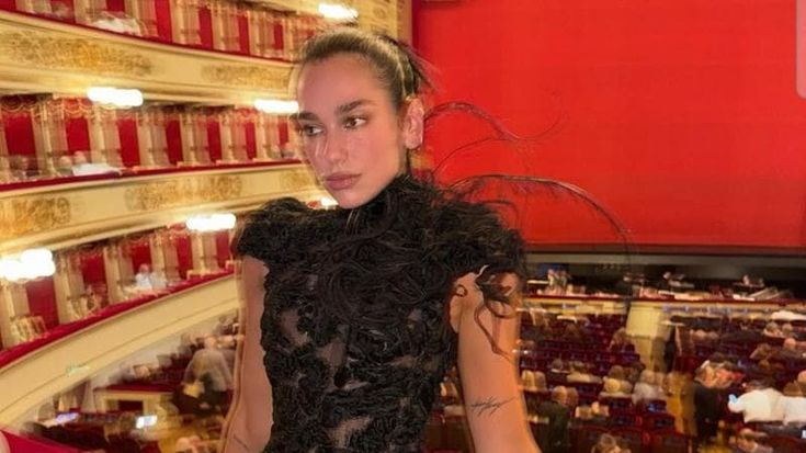 Dua Lipa e l’amore per Milano, dal Cenacolo alla Fondazione Prada: “Un posto fantastico”