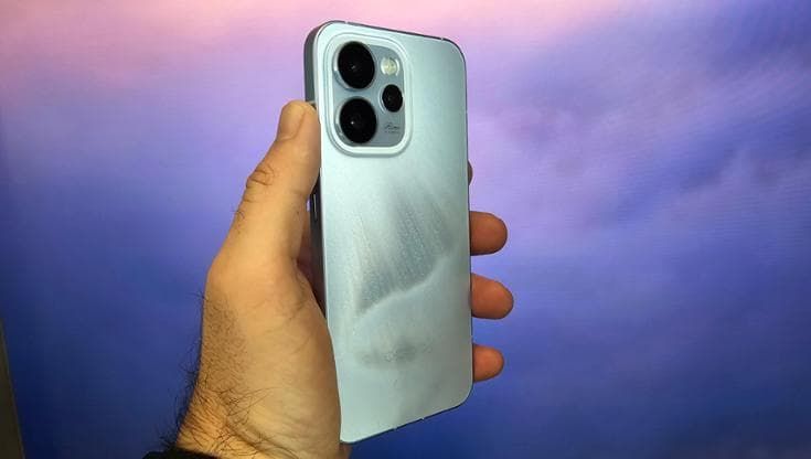 Oppo Reno 15 Pro, la prova: batteria generosa e tutto ciò che serve per chi viaggia