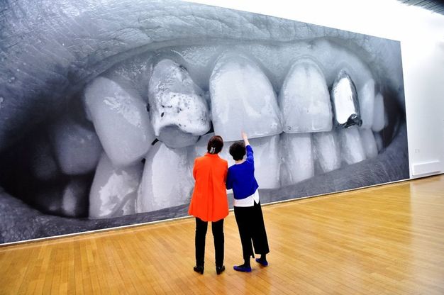Milano, in mostra al Pac l'arte di protesta di Santiago Sierra