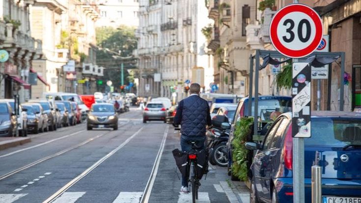 Strade sicure davanti alle scuole, a Milano il progetto si allarga: in cento vie si andrà a 30 all’ora. Sala: “Anche Salvini è d’accordo”