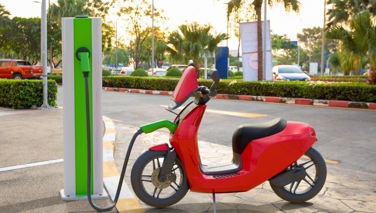 Dai ciclomotori agli scooter, cresce la mobilità elettrica su due ruote nelle città 