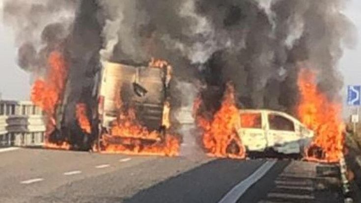 Assalto armato a un portavalori nel Barese, auto in fiamme e strada bloccata: rapinatori in fuga con oltre un milione di euro