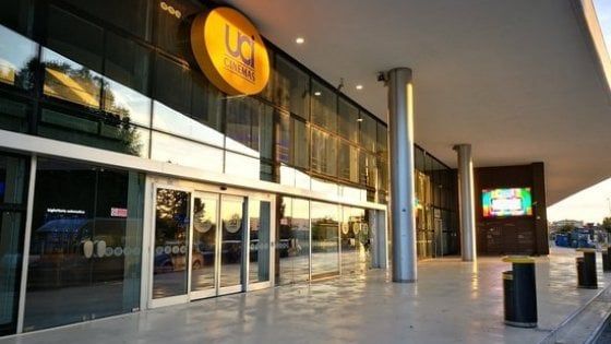 Campi Bisenzio, incendio al cinema: 1200 evacuati nella notte