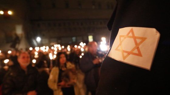 "Bologna non odia": centinaia alla fiaccolata contro razzismo e antisemitismo