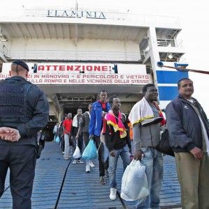 Sos immigrazione. A Pozzallo ne stanno arrivando altri 1100. Il sindaco: "Non potete portarli tutti qui. Renzi venga a vedere"