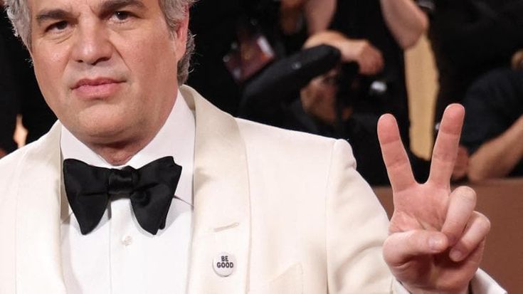 Golden Globe, le star contro Trump: ecco il significato delle spillette “Ice out” e “Be Good”