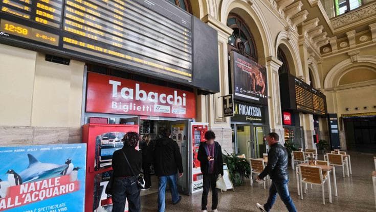 Mobilitazione per la tabaccheria della stazione di Genova Brignole, presidio e 7mila firme