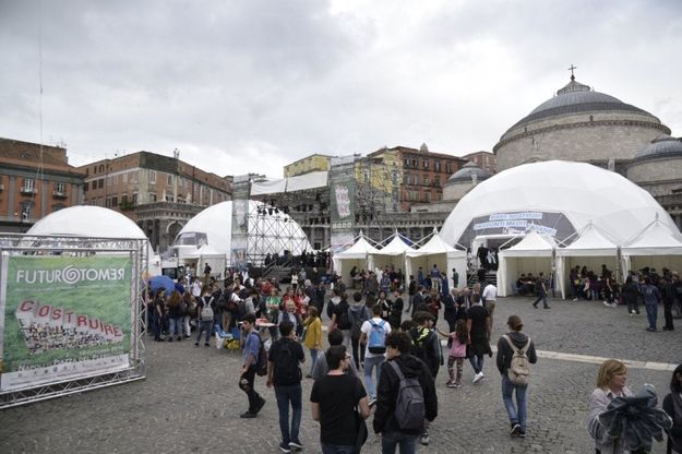 File in piazza Plebiscito per Futuro Remoto 