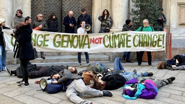 I Fridays for future colorano la fontana di De Ferrari di verde: "Ascoltateci, non c'è più tempo"