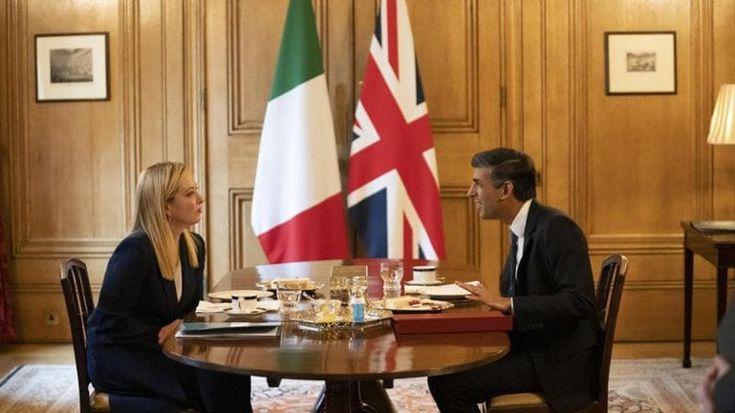 Migranti, prove di dialogo fra Roma e Londra. Ma l’idea inglese di rispedirli in Italia non va giù a Meloni