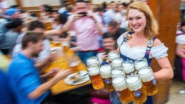 Oktoberfest, l'inflazione della birra rallenta la corsa ma il boccale si avvicina ai 16 euro