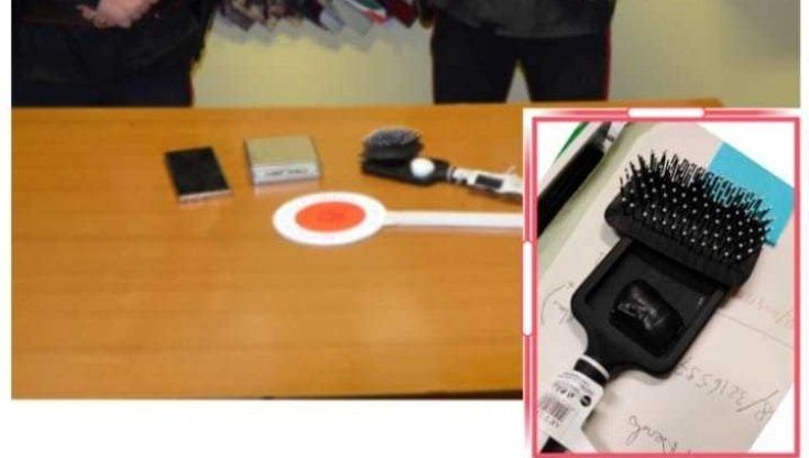 Coca nascosta nella spazzola per capelli: 53enne di Borgotaro arrestato
