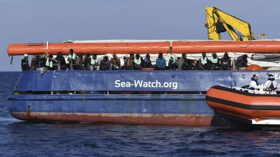 Sea Watch, al via "staffetta" Pd a bordo della nave