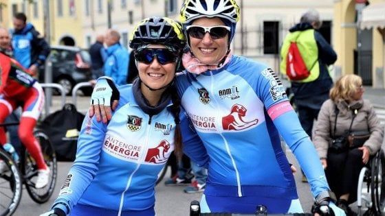 Affrontare la sclerosi multipla andando in bici: storia di Annalisa, fondatrice degli Sclerobikers