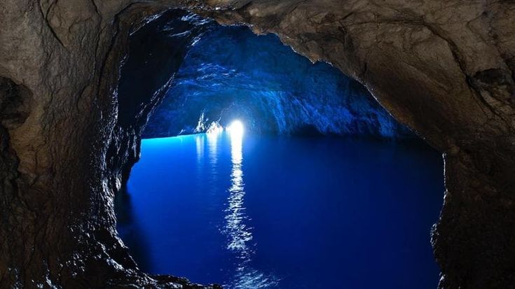 Capri, fotografie d’autore e reperti archeologici celebrano la Grotta azzurra