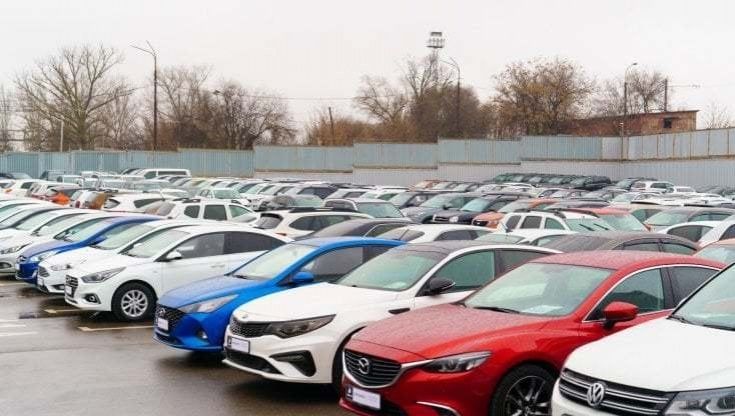 E' boom per la vendita di auto usate ma costano il 30% in più