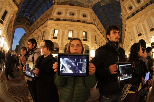Milano, in centro il video-mob degli animalisti con i tablet