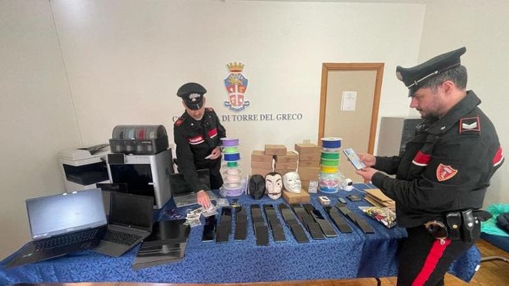 Torre del Greco, scoperto laboratorio di frodi online: trovate anche maschere di Squid Game