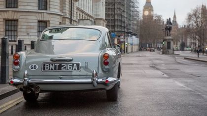 L'Aston Martin DB5 sui set dei film di James Bond