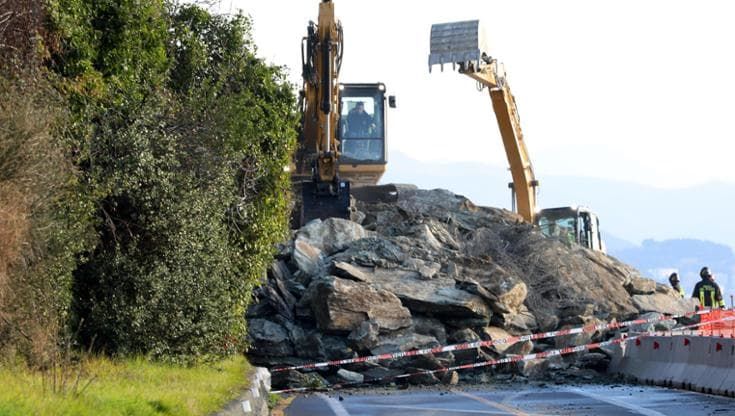 Frana sull’Aurelia in Liguria, traffico deviato in autostrada. I sindaci: “Togliete il pedaggio”