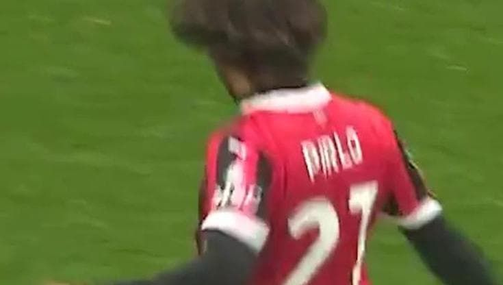La splendida punizione all'incrocio di Pirlo nella partita tra vecchie glorie