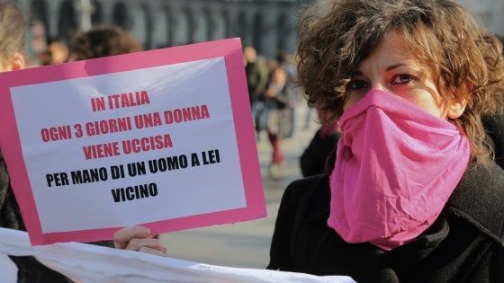 Picchia e prende a morsi la moglie, il figlio di 3 anni chiede aiuto ai vicini: 36enne arrestato a Limbiate per maltrattamenti in famiglia