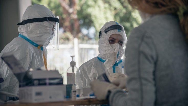 Coronavirus Lazio, 1.381 nuovi casi, a Roma città i contagiati risalgono a quota 800. Alle 12 somministrati oltre 76 mila vaccini