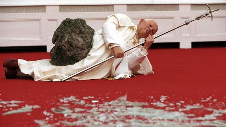 Maurizio Cattelan: “Venite e confessatevi: l’arte dà speranza”