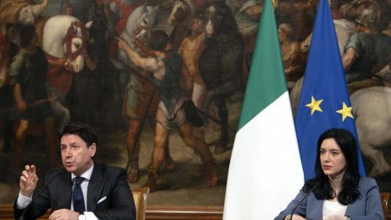 Scuola, si riparte il 14 settembre. Distanziamento di un metro tra alunni