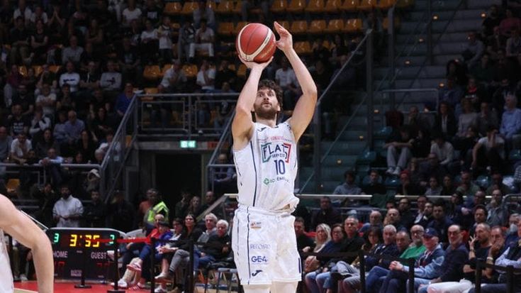 Impresa Fortitudo, sbanca Pesaro 84-86 ed è prima in classifica