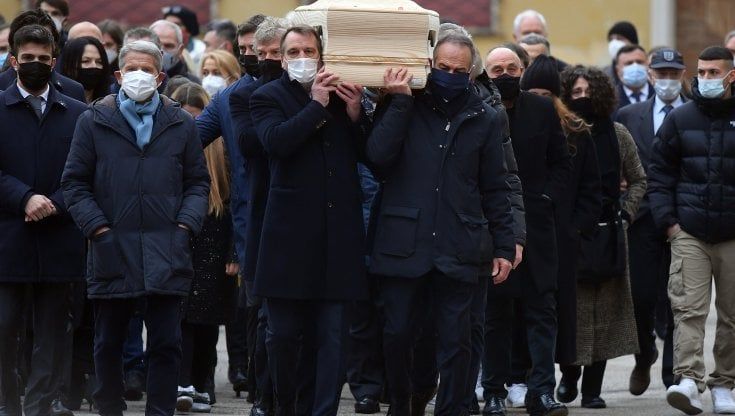 A Vicenza il funerale di Paolo Rossi, i campioni di Spagna 1982 portano la bara