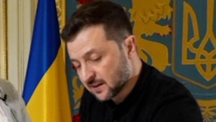 Zelensky mostra sulla mappa le risorse dell'Ucraina: "Ok al patto con Trump, priorità agli Usa"