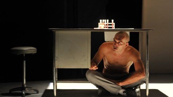 Teatro, in "28 battiti" il doping di Schwazer per raccontare l'ossessione del corpo 