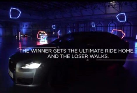 Dentro la Jaguar XJL una gara di droni 