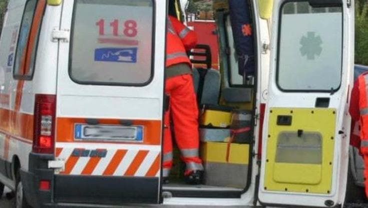 San Vincenzo, aggredisce col coltello una pattuglia di vigili: un agente gli spara