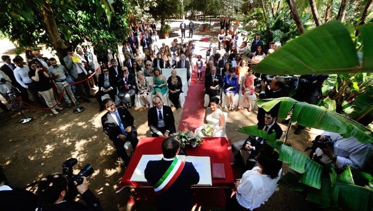 Nessuno sistema le sedie: a Villa Trabia è vietato sposarsi