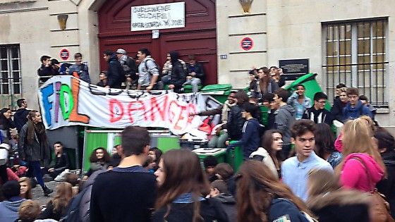 Parigi, protesta degli studenti per l'espulsione di due ragazzi stranieri