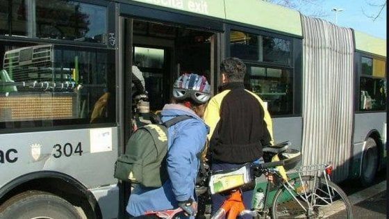 Roma, bici e monopattini: accesso (quasi) libero su tram, bus metro e treni locali