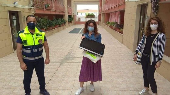 Sindaco di Bitonto dona un tablet alla bimba rimasta senza lezioni a causa del furto del pc: "Restituito un diritto"
