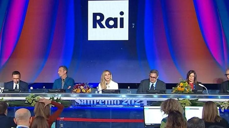 Sanremo 2024, la scaletta della serata cover. Rai, verifiche legali su caso Travolta e Gasparri: “Resta il dubbio”. Amadeus a Cecchettin: “Non devo scusarmi per performance contro i femminicidi”