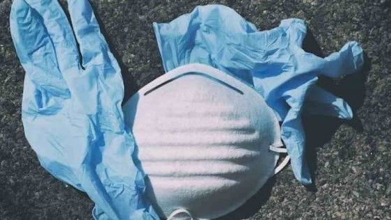 Mascherine abbandonate in strada, a Casale multe fino a 500 euro