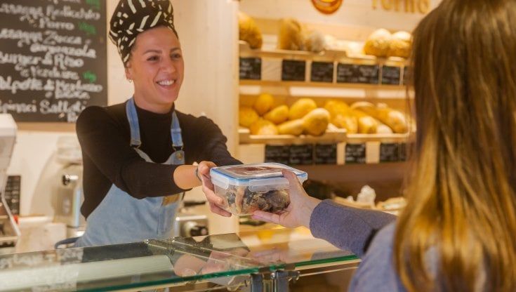 Al via il progetto dei contenitori riutilizzabili per gli acquisti al banco gastronomia