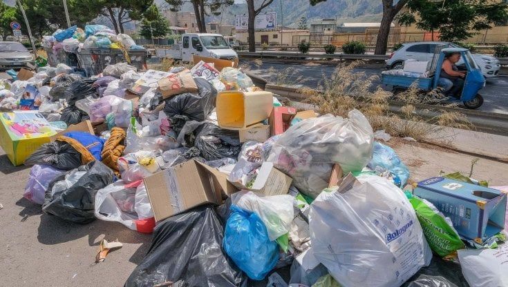 Raccolta differenziata all'anno zero, il Comune di Palermo ripensa il porta a porta: ora c'è il "cassonetto di prossimità"