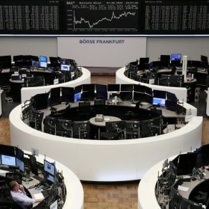 Le Borse di oggi, 10 agosto. I listini rallentano migliorano con Wall Street. Crolla la Juve dopo l'esonero di Sarri