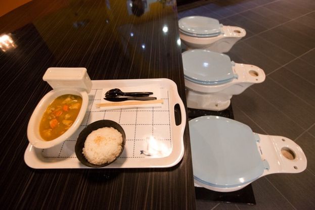 California, ristorante a tema: il water &egrave; ovunque