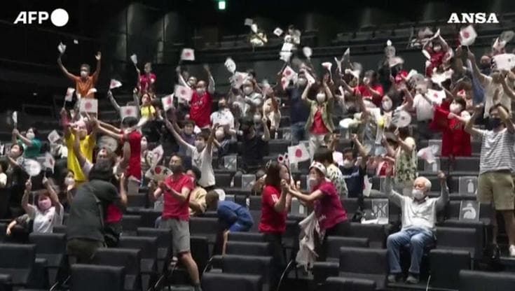Tokyo 2020, tifosi giapponesi riuniti in un cinema: tifo scatenato per la nazionale di softball