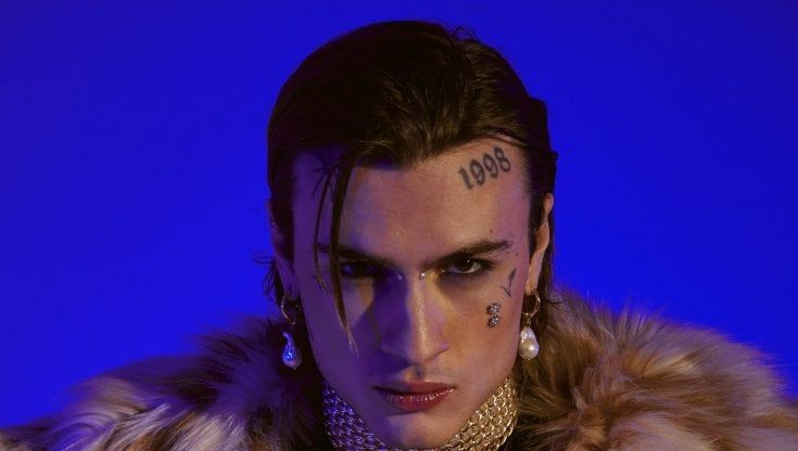 Sanremo 2023, Rosa Chemical  attaccato da FdI: "Porta il gender fluid al festival, inaccettabile"